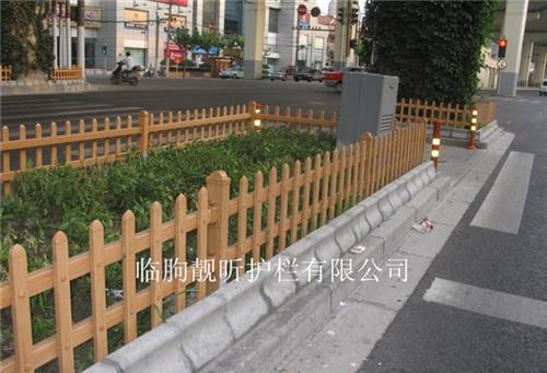 草坪塑钢护栏、山东靓昕护栏(图)、塑钢护栏价格